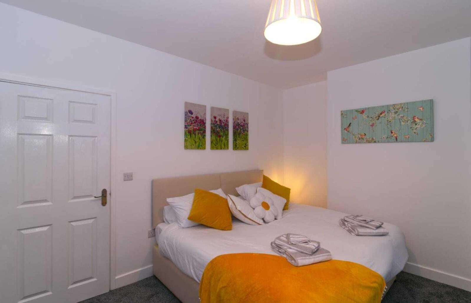 Rydal House 2 Bedroom House With Upstairs Bathroom Holiday home Newton-le-Willows