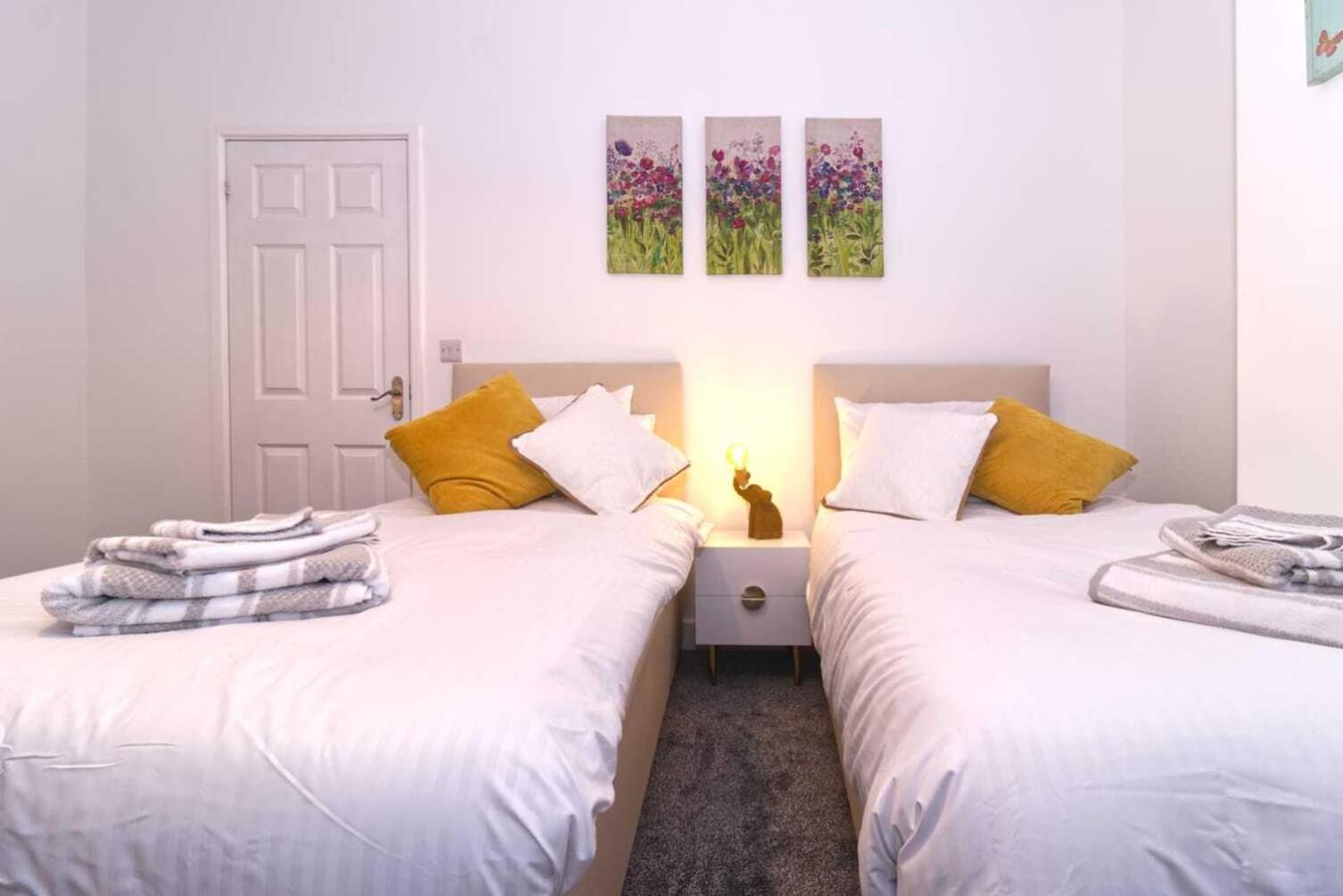 Rydal House 2 Bedroom House With Upstairs Bathroom Holiday home Newton-le-Willows