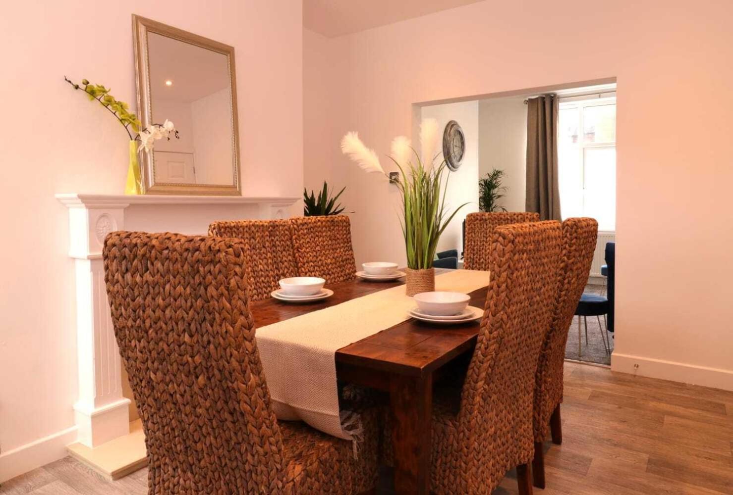 Rydal House 2 Bedroom House With Upstairs Bathroom Holiday home Newton-le-Willows